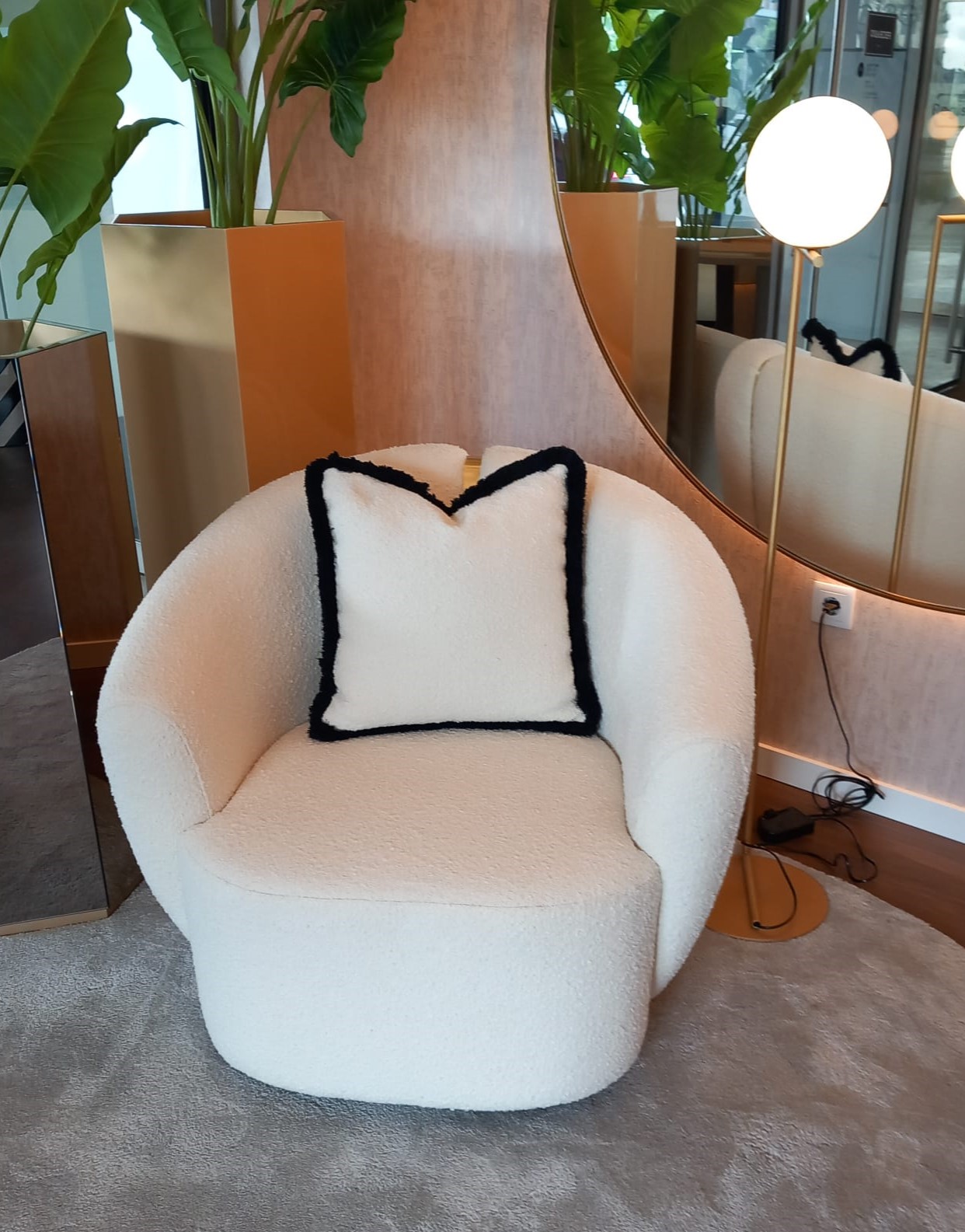 Omega Armchair | Interdesign