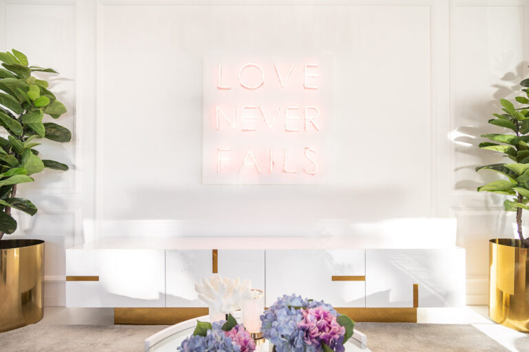 Suporte para TV exuberante (com pormenores de portas em aço inoxidável) | Interdesign