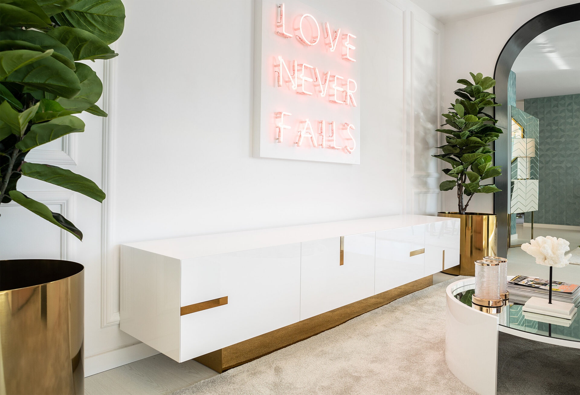 Suporte para TV exuberante (com pormenores de portas em aço inoxidável) | Interdesign