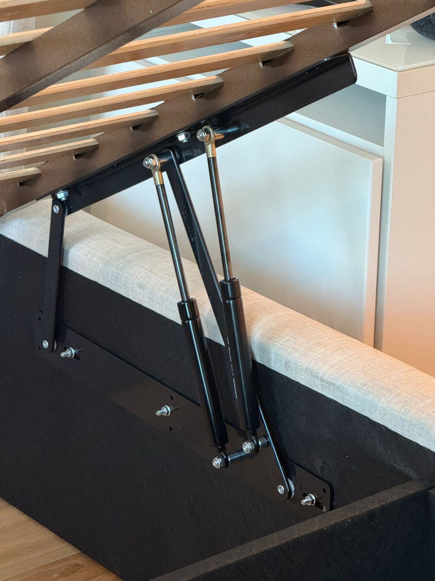 Base de cama de ripas com sistema de elevação | Interdesign