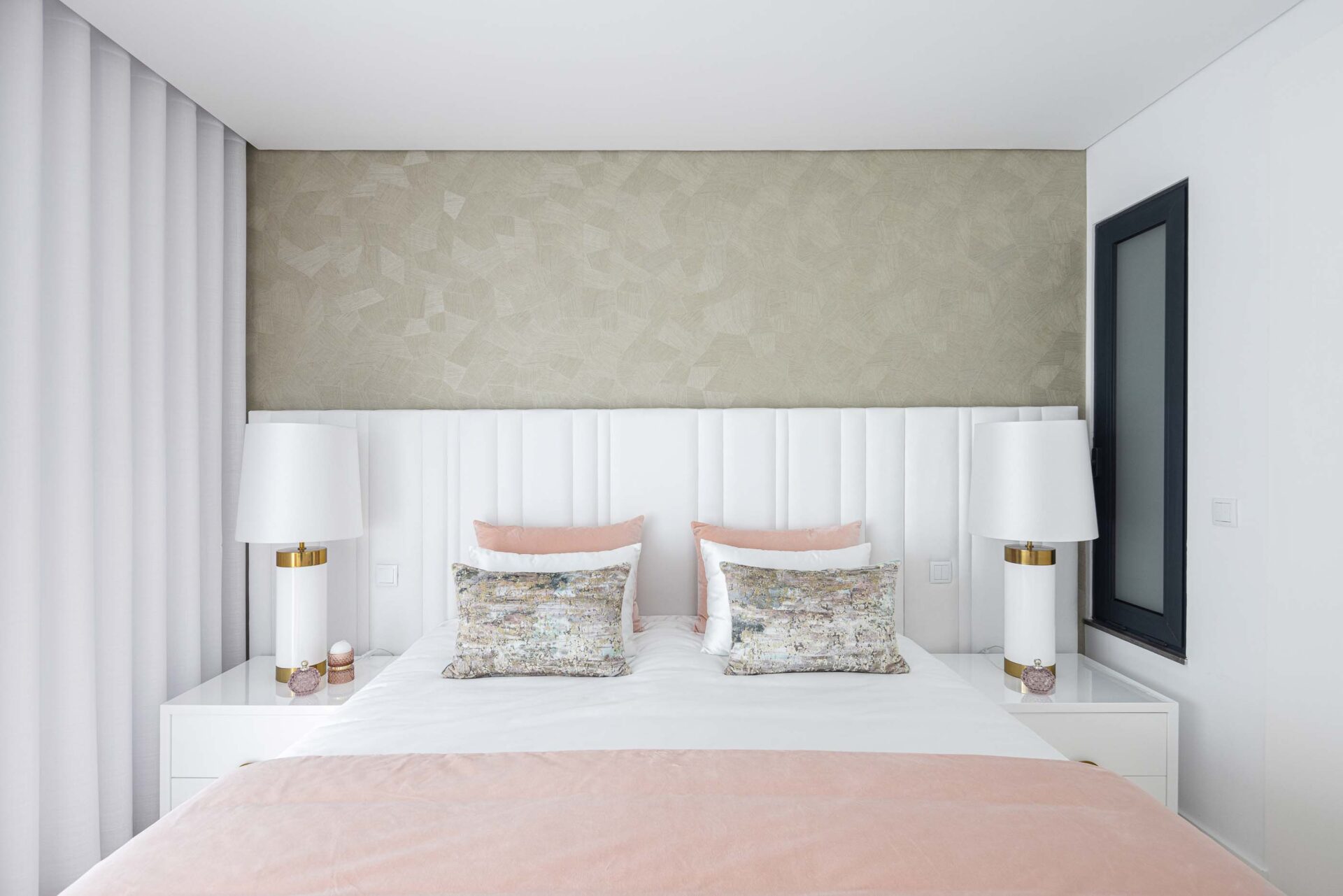 Amour Bed with Side Panels (Outlet) | Interdesign