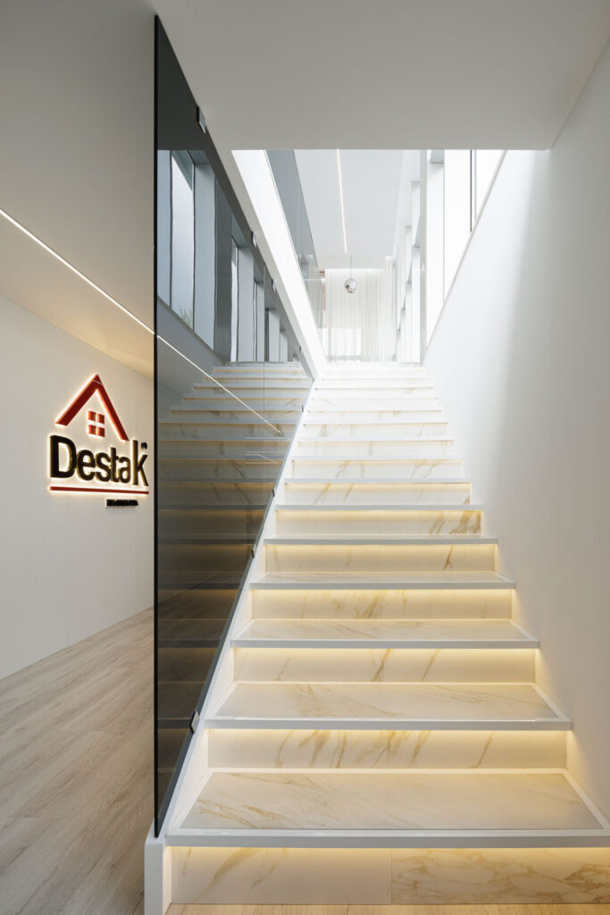 Escritorios Imobiliaria Destak em Viseu com Interiores de Interdesign e fotografias de Ivo Tavares Studio