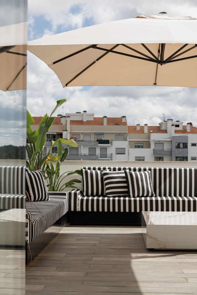 Escritorios Imobiliaria Destak em Viseu com Interiores de Interdesign e fotografias de Ivo Tavares Studio
